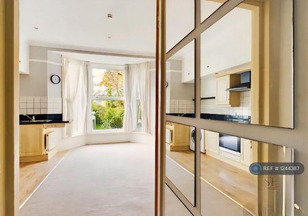 1 bedroom flat to rent - Photo 2