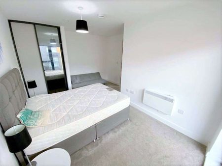 AVAILABLE FEB 4TH | FURNISHED TO A HIGH STANDARD | PRIVATE BALCONY | OPPORTUNITY NOT TO BE MISSED | LOCAL AMENTIES ON YOUR DOORSTEP | GREAT CONNECTIVITY - Photo 4