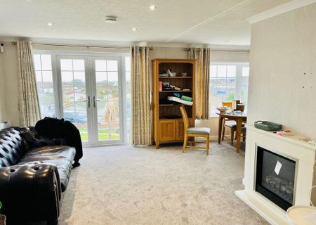 South Coast Road, Peacehaven - Photo 2