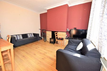 2 bedroom House in Hyde Park, Leeds - Photo 2