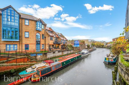 High Street, BRENTFORD - Photo 2