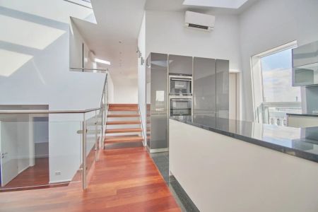 TRAUMHAFTE DG-WOHNUNG MIT BLICK AUF DIE KARLSKIRCHE! - Photo 4