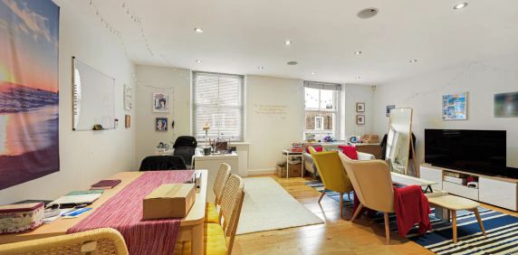 2 bedroom flat in Earls Court - Photo 2