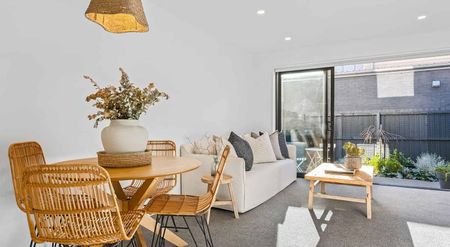 Immaculate Townhouse in City - Photo 3