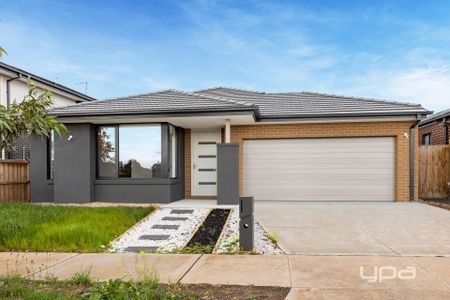 Brand New 4-Bedroom Family Home – Walk to Rockbank Station - Photo 4