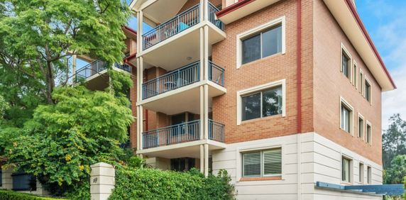 New Carpet, Freshly Painted Three Bedroom Apartment in Prime Location - Photo 2