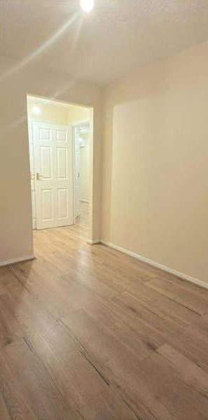 Richards Way, Slough, SL1 - Photo 1