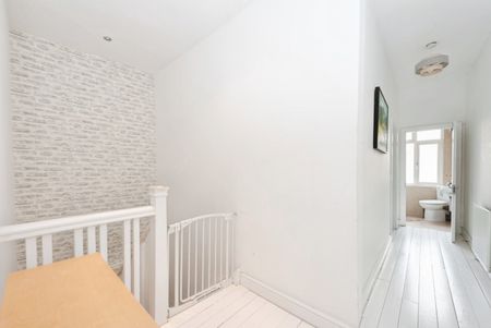 2 Bed Maisonette, Upper Richmond Road West, SW14 - Photo 2