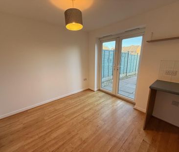 3 bedroom mews to rent - Photo 3