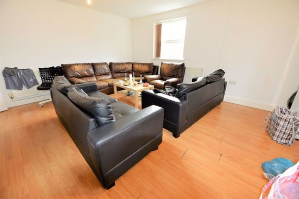 2 bedroom Flat in Flat 9, Leeds - Photo 1