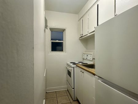 NDG : Studio lumineux et rénové de 300 pc, offert en location semi-meublé ! - Photo 3