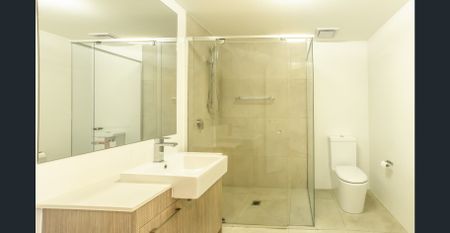 QUIET, MODERN, SPACIOUS APARTMENT IN KANGAROO POINT - Photo 3