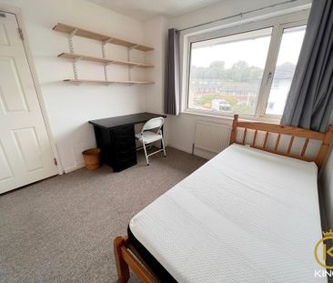 4 bedroom semi-detached house to rent - Photo 5