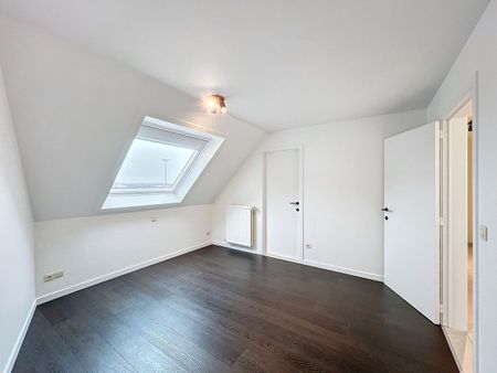 Ruim duplexappartement met drie slaapkamers en private parking. - Photo 2