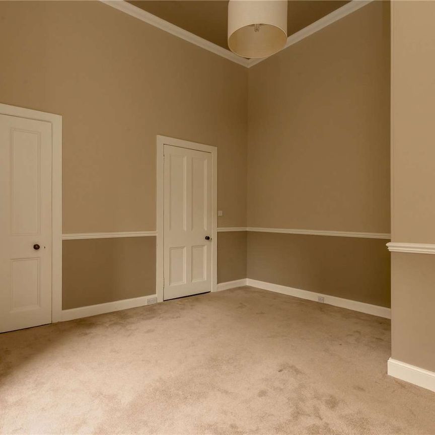 A stunning four bedroom main door apartment, available on an unfurnished basis. - Photo 1