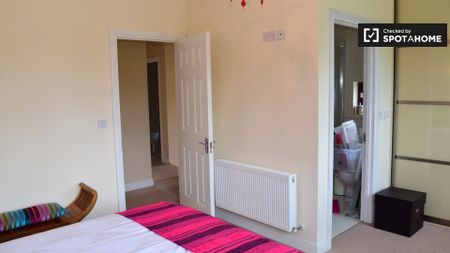 Ensuite room in 3-bedroom apartment in Ballinteer, Dublin - Photo 3