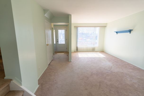 For Lease - 728 Krosno Boulevard, Pickering, Ontario - Photo 1