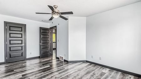 Beautiful 2 Bedroom Townhouse With Attached Garage In Britannia Youngstown - Photo 5