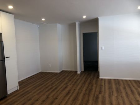 Brick n Tile Beauty - Refurbished Three Bedroom Apartment - Photo 2