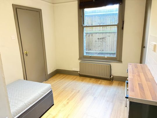 Studio Flat, Very Near Lyncroft Gardens Area, NW6 - Photo 1