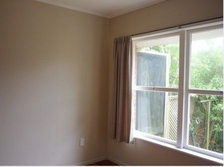 TAKAPUNA - 2 Bedroom Brick & Tile Unit - Photo 2