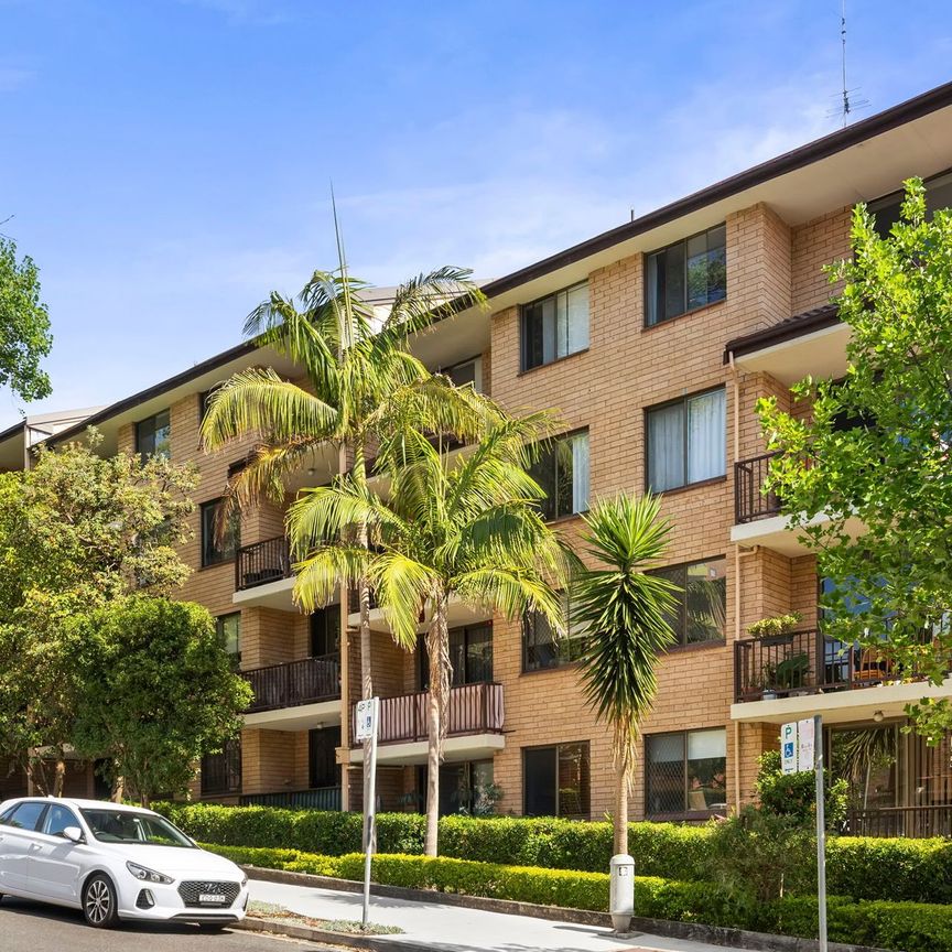 BRIGHT & AIRY ONE BEDROOM APARTMENT - Photo 1