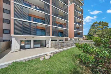 “Open & Bright with an Extra Large Courtyard!” - Photo 2