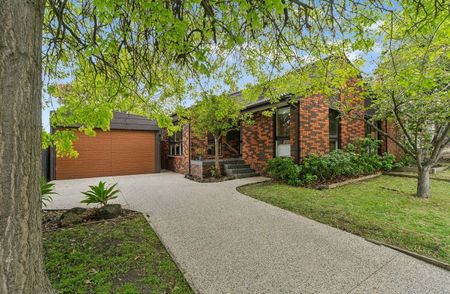 Effortless Family Living in Frankston South - Photo 5