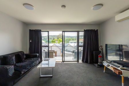 Looking for a warm, stylish apartment just steps from campus? - Photo 2