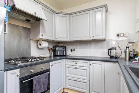 3 bed House - Semi-Detached To Let - Photo 2