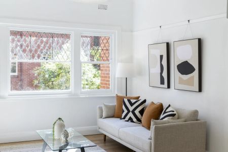 Renovated Art Deco With Lock Up Garage - Photo 2