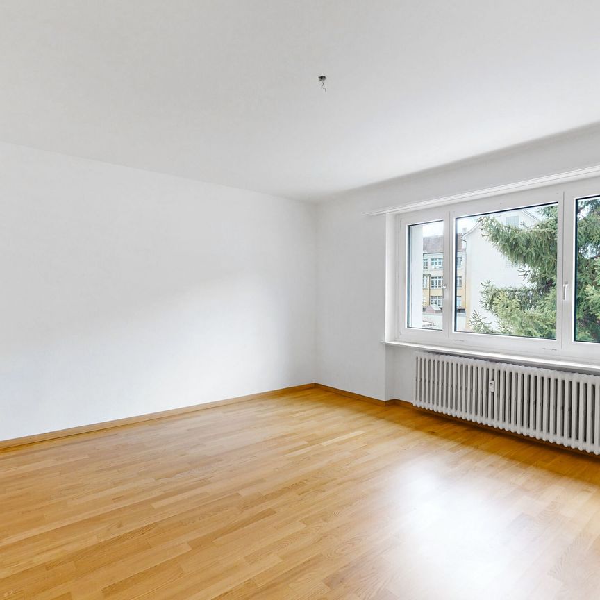 Luminous apartment in a central yet quiet location - Photo 1