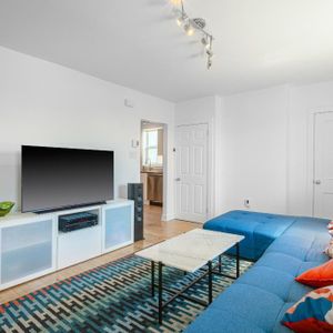 Beau 4 1/2 tout rénové, semi meublé, près de tout les services et du centre-ville, libre 1 er juillet - Photo 2