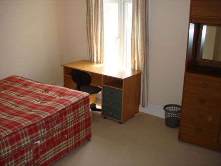 GOOD SIZED ROOMS - 4 BEDS - Photo 2