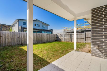 Modern Double-Storey Family Home for Rent in the Gables !! - Photo 4