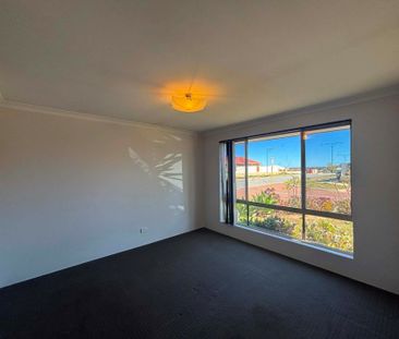 Freshly Painted Large Family Home. - Photo 2