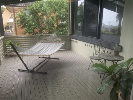 Your Coastal Haven Awaits – Pretty Home in Beautiful Bateau Bay! - Photo 5