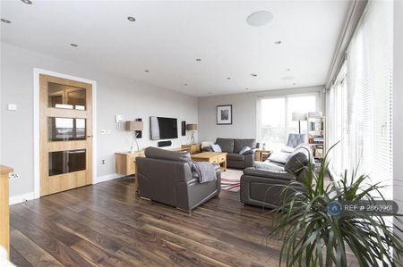 3 bedroom penthouse to rent - Photo 2
