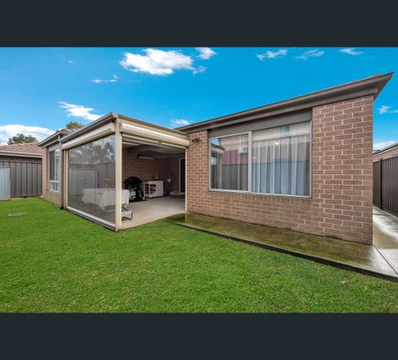4 Fleuve Rise, Clyde North, Vic 3978 - Photo 4