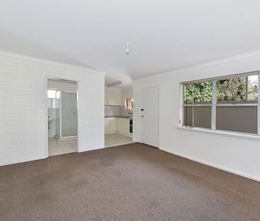CHARMING ONE- BEDROOM RETEAT IN BRUNSWICK WEST - Photo 2