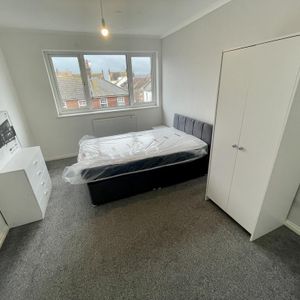 1 bedroom in a house share to rent - Photo 2