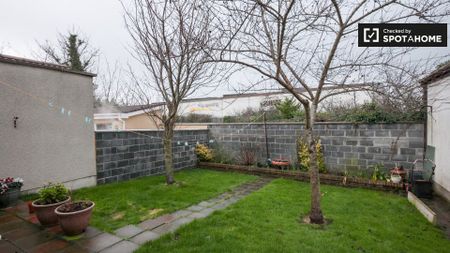 Room for rent in 5-bedroom house in Donaghmede, Dublin - Photo 4