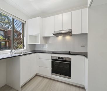 RENOVATED SPACIOUS ONE BEDROOM APARTMENT - Photo 3