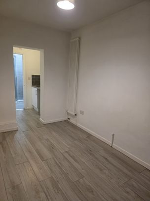 Room in a Shared House, Charlton Lane, SE7 - Photo 1