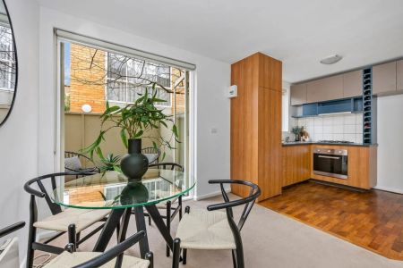 Charming Boutique Apartment with Private Courtyard Appeal - Photo 2