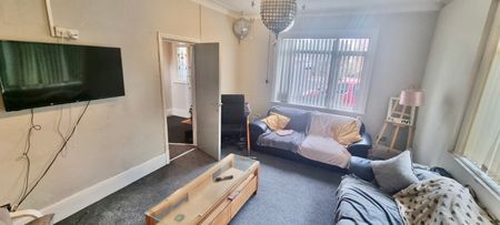 6 Bed - 1 Ash Crescent, Headingley, Leeds - LS6 3LE - Student - Photo 2