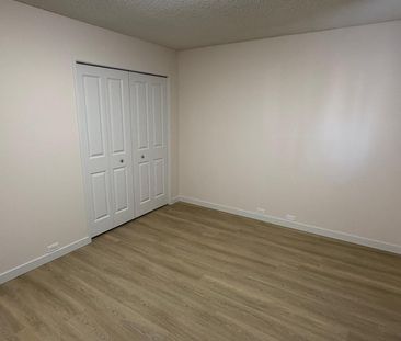 House in NW - Photo 2