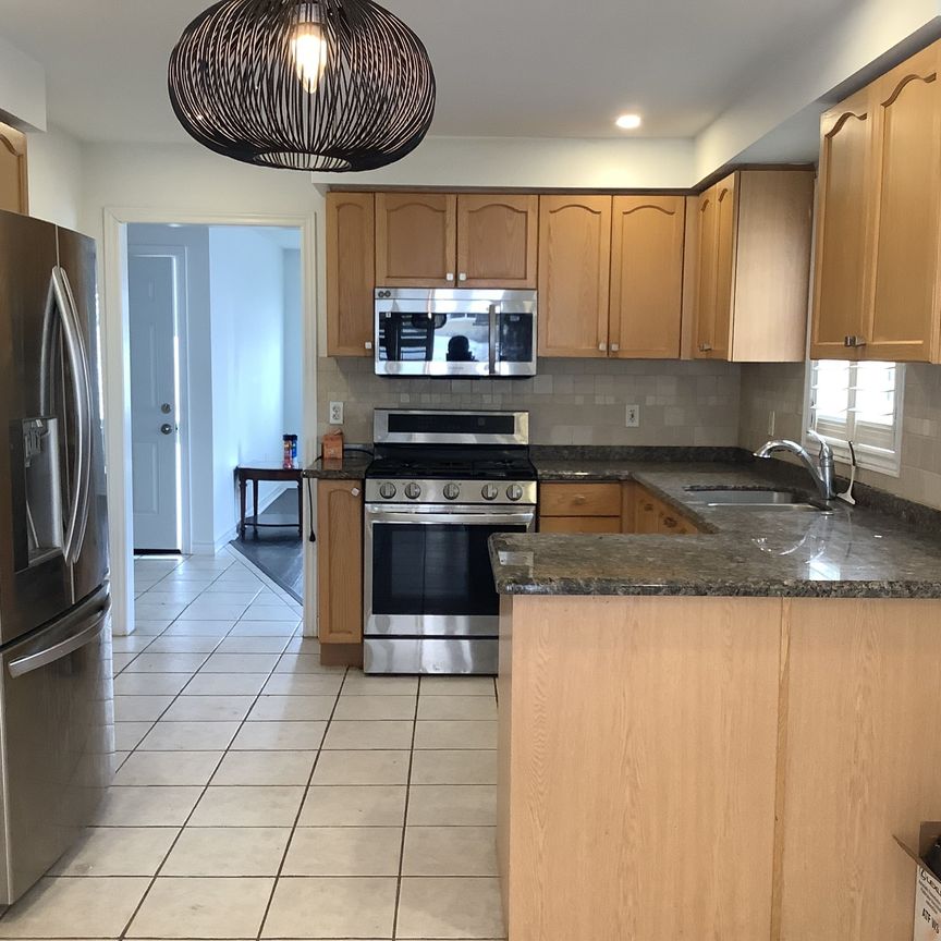 For Lease - 41 Bloom Crescent, Barrie, Ontario - Photo 1