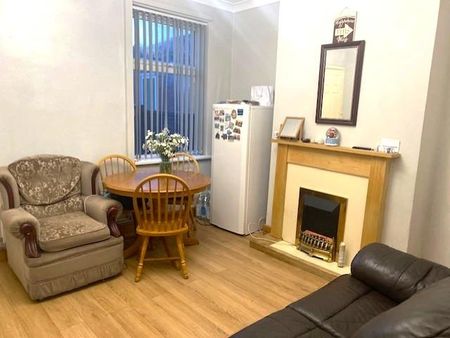 1 bedroom in a house share to rent - Photo 2