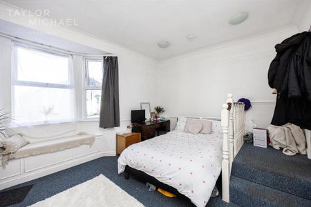 4 bedroom end of terrace house to rent - Photo 5